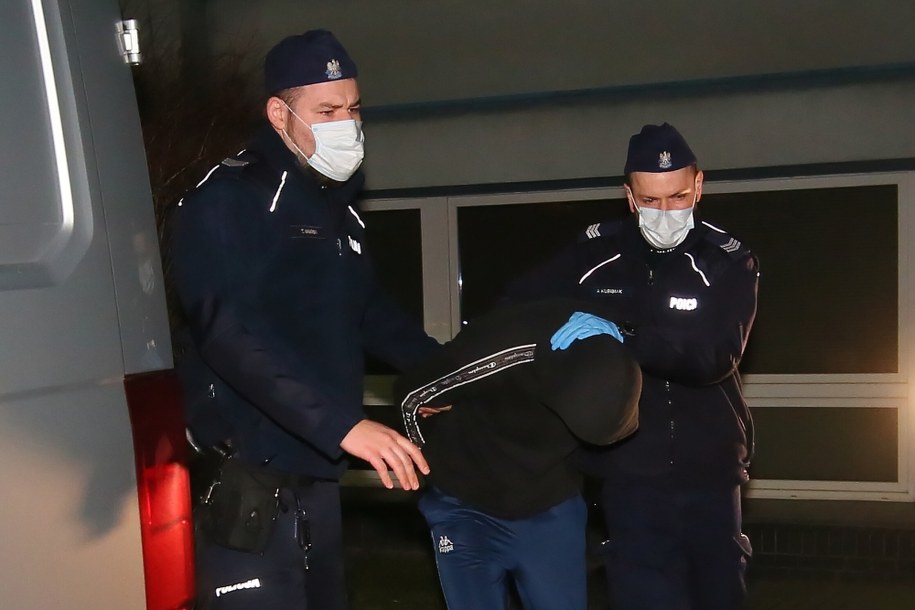 Jeden z podejrzanych przed siedzibą Prokuratury Okręgowej w Ostrowie Wlkp. /	Tomasz Wojtasik /PAP