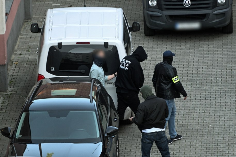 Jeden z podejrzanych w sprawie wyłudzania podatku od towarów i usług oraz organizowania nielegalnych gier hazardowych /Marcin Bielecki /PAP