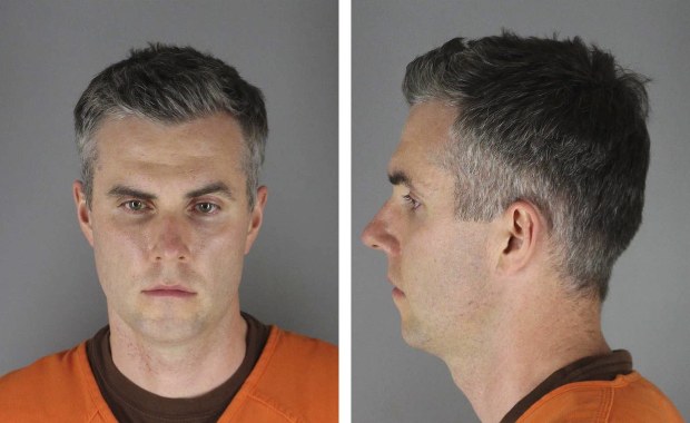 Jeden z policjantów biorących udział w aresztowaniu George’a Floyda wyszedł z więzienia za kaucją