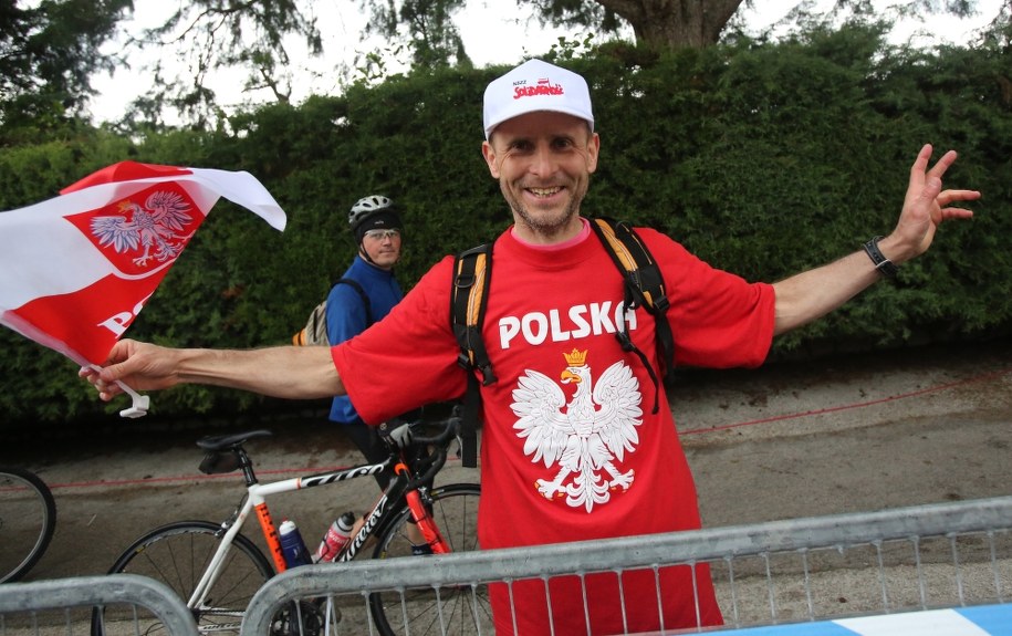 Jeden z polskich kibiców na trasie 6. etapu wyścigu kolarskiego Giro d'Italia z Sassano do Monte Cassino /Leszek Szymański /PAP