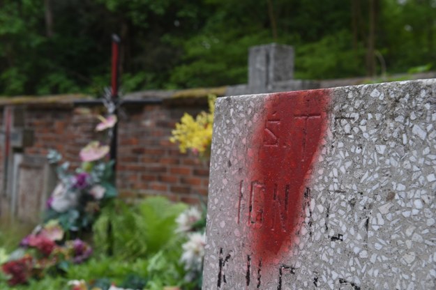 Jeden z pomalowanych farbą grobów w Osjakowie /Grzegorz Michałowski /PAP