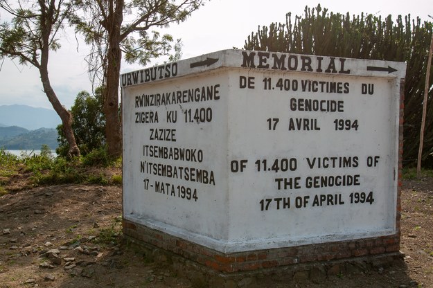 Jeden z pomników przypominających ludobójstwo w Rwandzie /Shutterstock