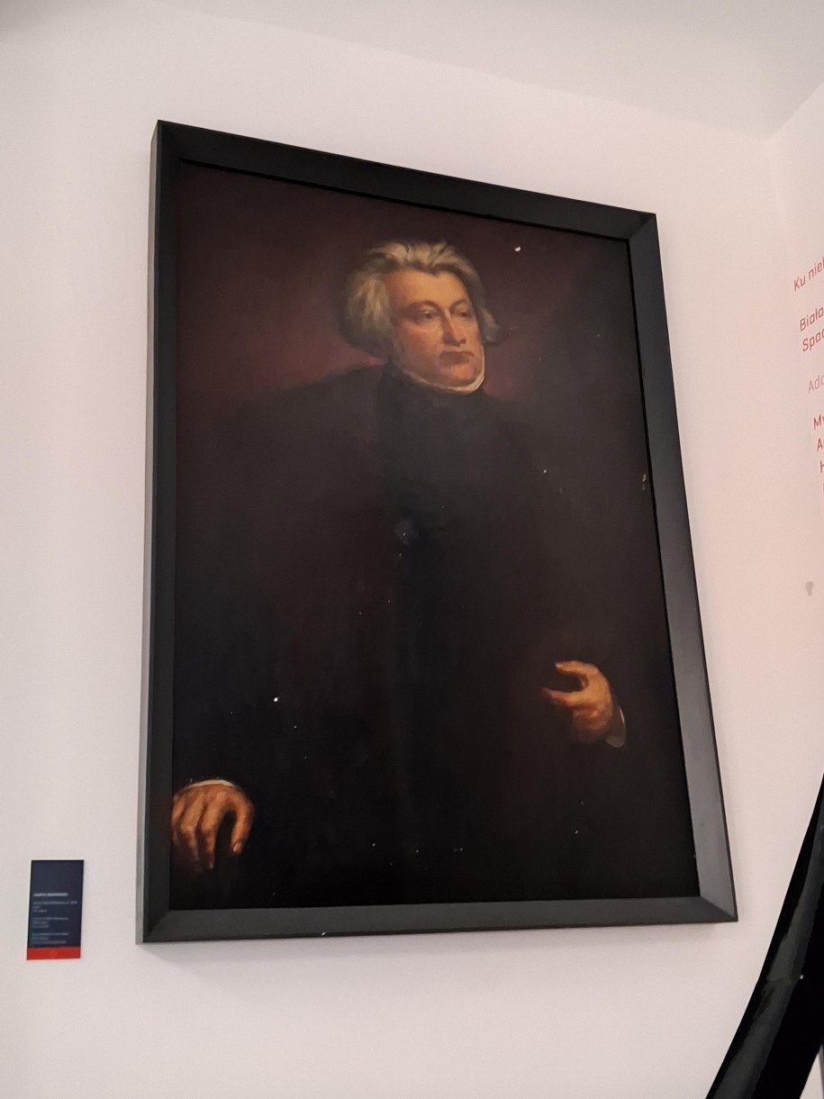 Jeden z portretów Mickiewicza wiszących w muzeum /Marlena Chudzio /RMF FM