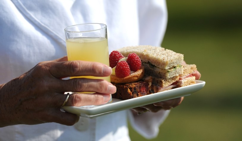 Jeden z posiłków na garden party w Pałacu Buckingham /WPA Pool /Getty Images