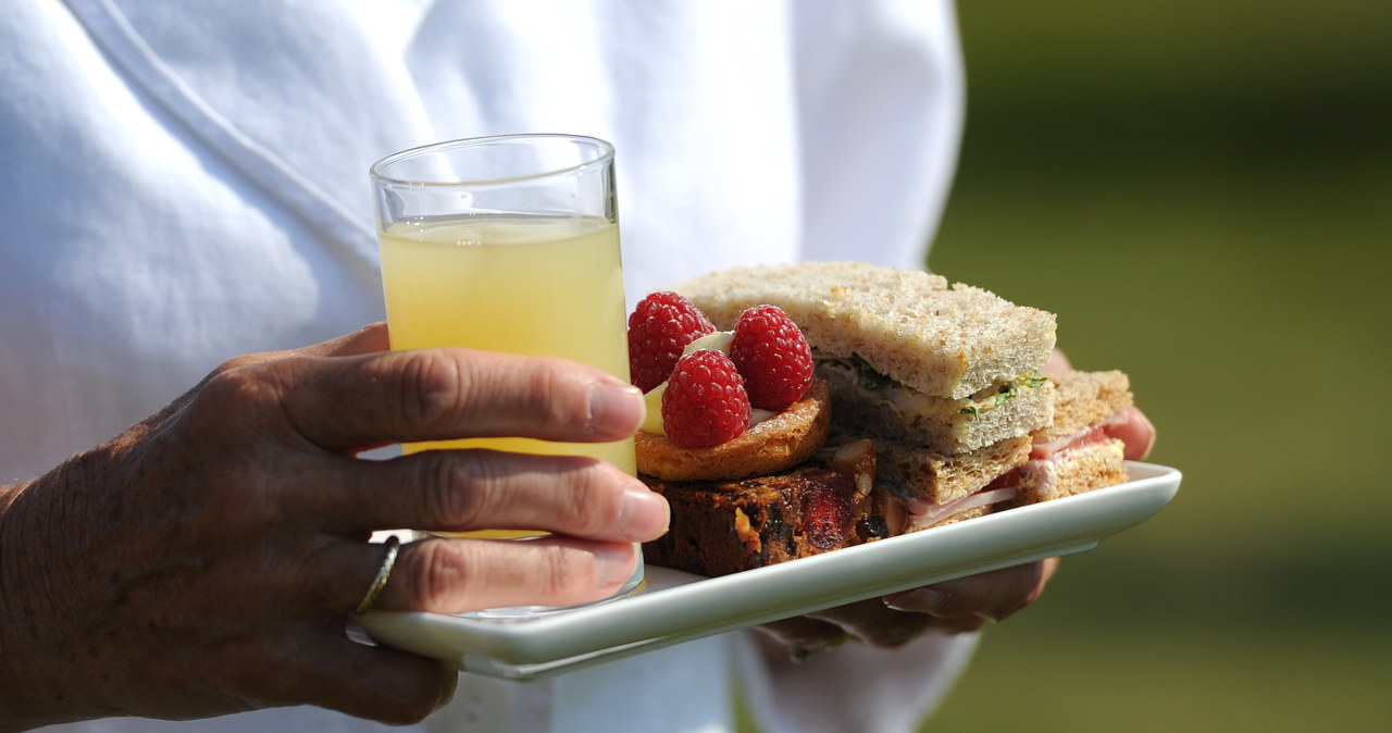 Jeden z posiłków na garden party w Pałacu Buckingham /WPA Pool /Getty Images