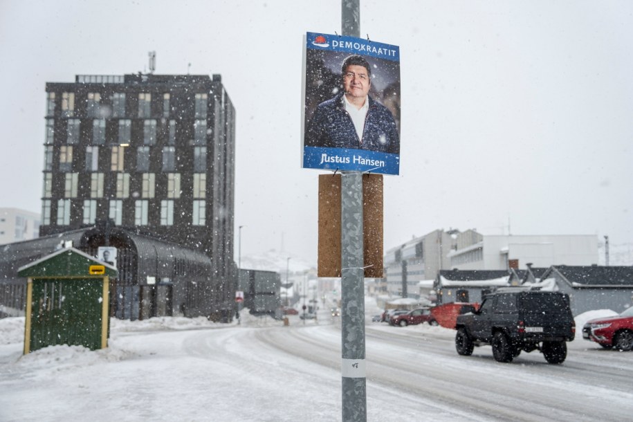 Jeden z posterów wyborczych na Grenlandii /Mads Claus Rasmussen /PAP/EPA