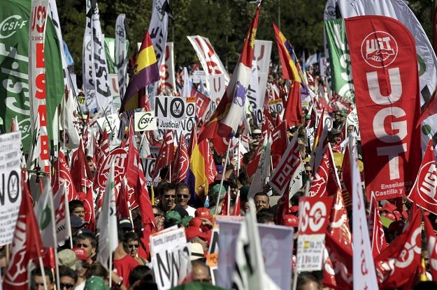 Jeden z protestów w Hiszpanii przeciw oszczędnościom /PAP/EPA