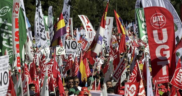 Jeden z protestów w Hiszpanii przeciw oszczędnościom /PAP/EPA