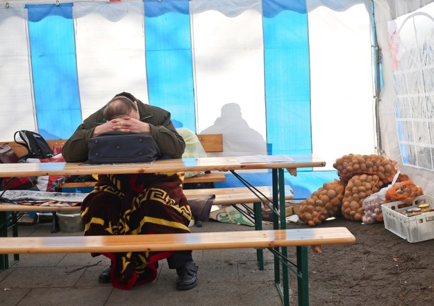 Jeden z protestujących rolników śpi w namiocie przed KPRM w Warszawie /Rafał Guz /PAP