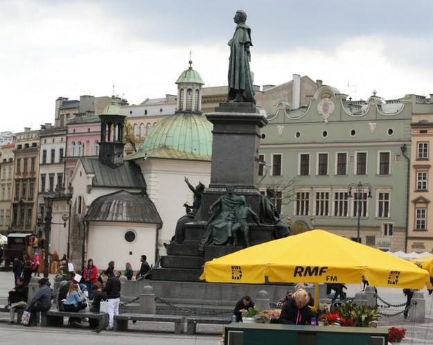 Jeden z przedmaturalnych przesądów – poskakać wokół pomnika Adama Mickiewicza na Rynku Głównym w Krakowie /RMF FM