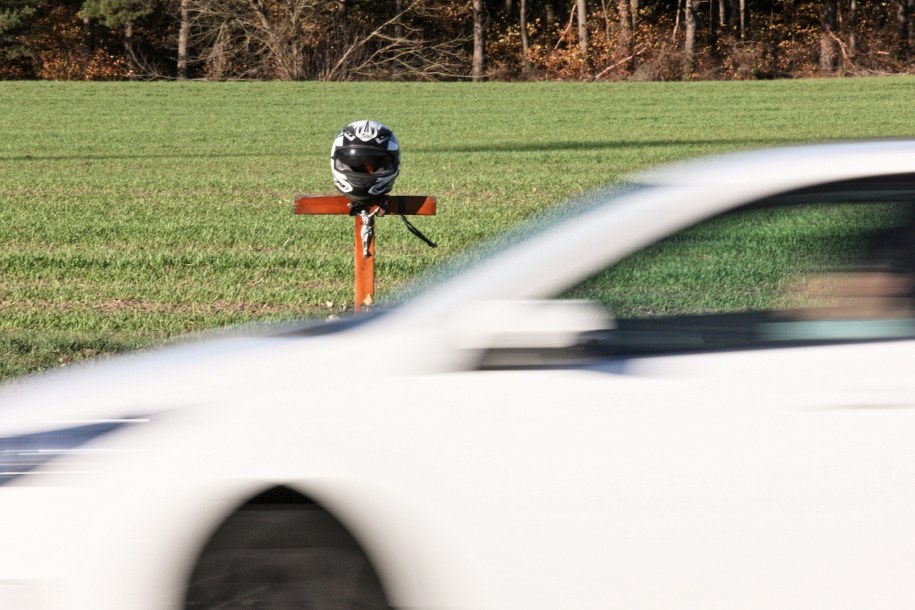 Jeden z przydrożnych krzyży upamiętniających miejsca tragicznych wypadków na lubuskich drogach / 	Lech Muszyński    /PAP