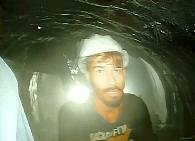 Jeden z robotników uwięziony pod zawalonym tunelem. /INFORMATON DEPARTMENT UTTARKAHSI HANDOUT /PAP/EPA