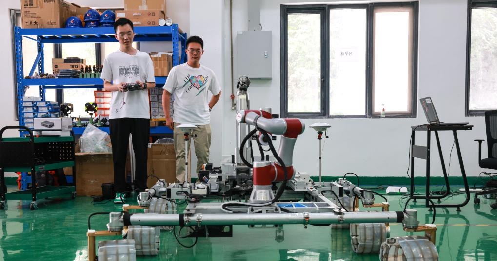 Jeden z robotów mających serwisować radioteleskop FAST /Xinhua News /materiał zewnętrzny