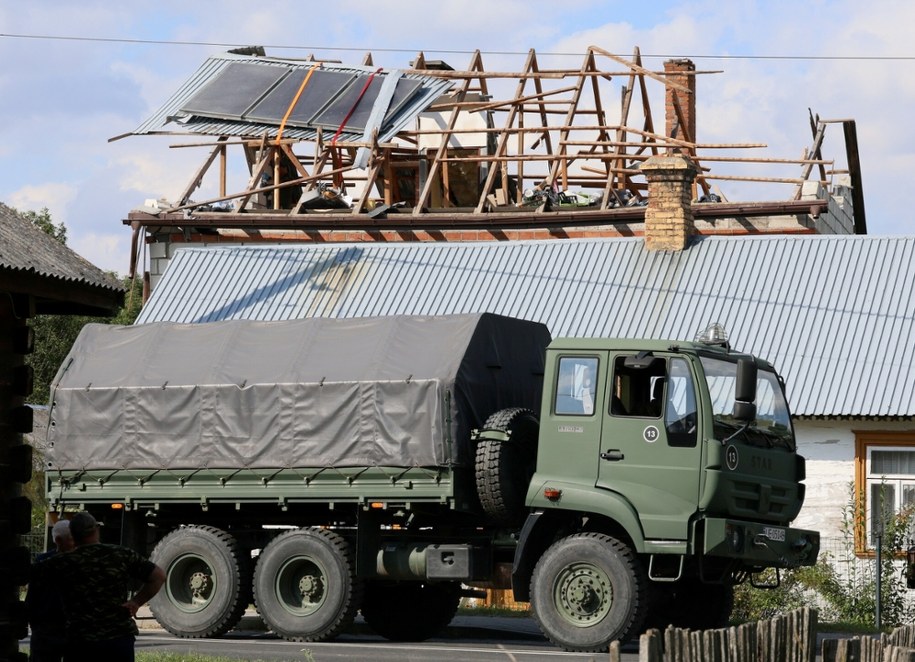 Jeden z rosyjskich dronow, uderzył w budynek mieszkalny we wsi Wyryki. /Wojciech Olkusnik/East News  /East News