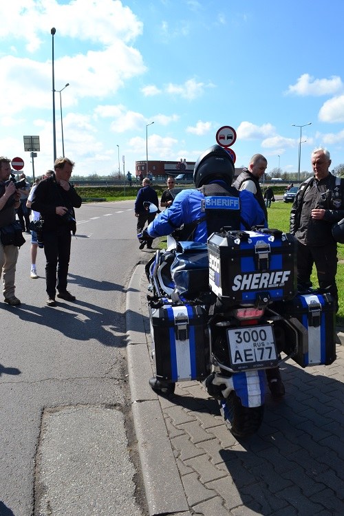 Jeden z rosyjskich motocyklistów po przekroczeniu granicy w Terespolu /Paweł Balinowski /RMF FM