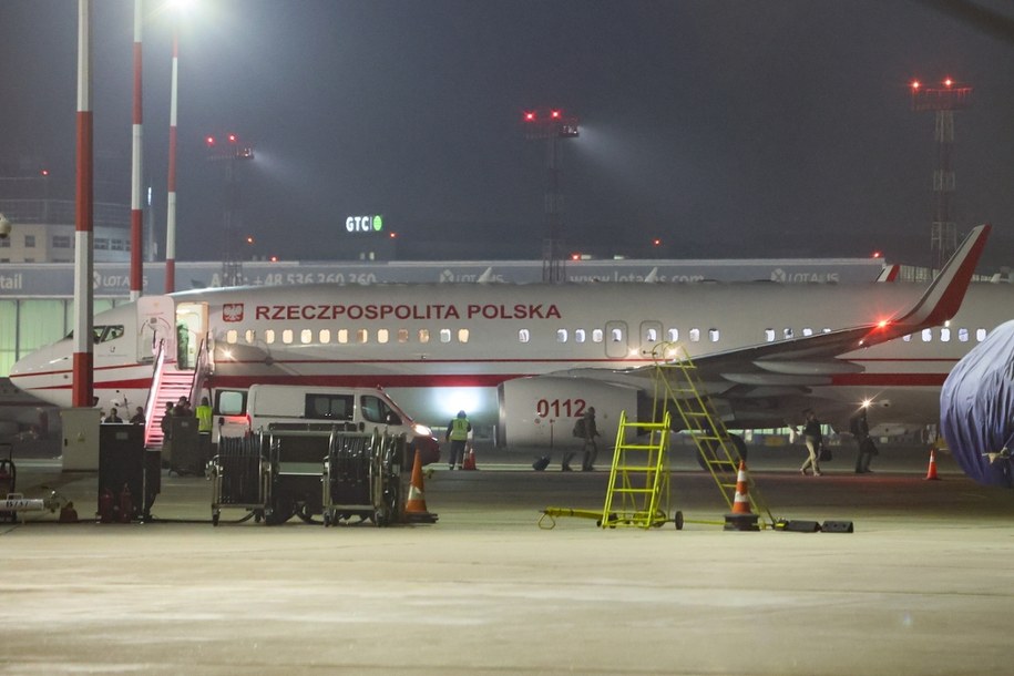 Jeden z samolotów Sił Powietrznych RP z Polakami ewakuowanymi z Bliskiego Wschodu po wylądowaniu na lotnisku Okęcie w Warszawie /Leszek Szymański /PAP