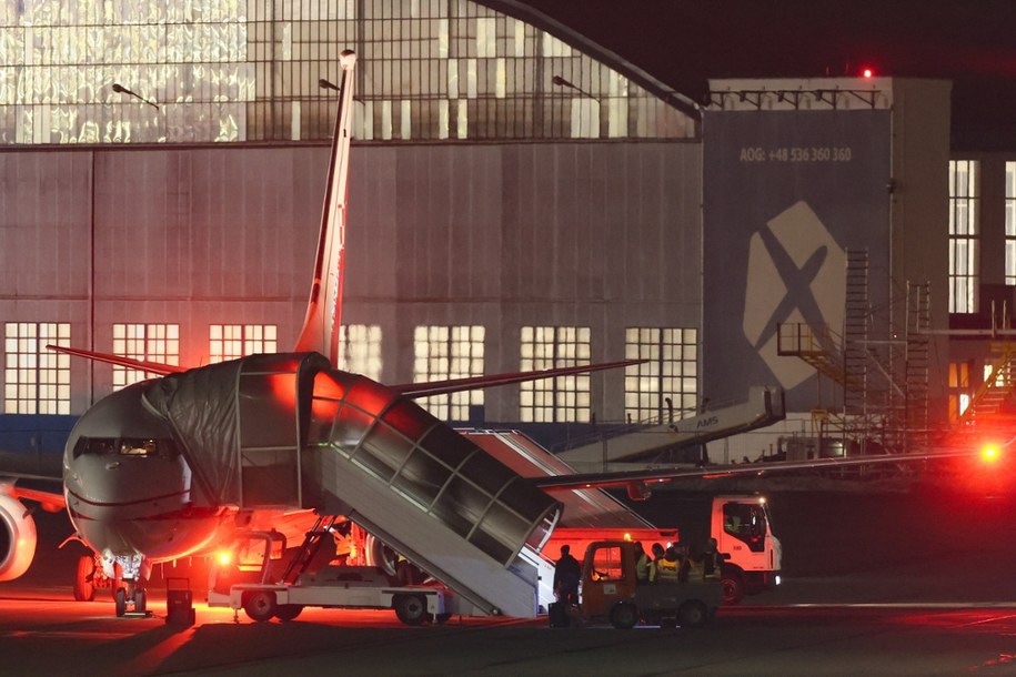 Jeden z samolotów Sił Powietrznych RP z Polakami ewakuowanymi z Bliskiego Wschodu po wylądowaniu na lotnisku Okęcie w Warszawie. /	Leszek Szymański   /PAP