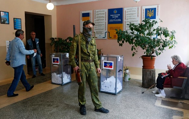 Jeden z separatystów podczas referendum /MAXIM SHIPENKOV    /PAP/EPA
