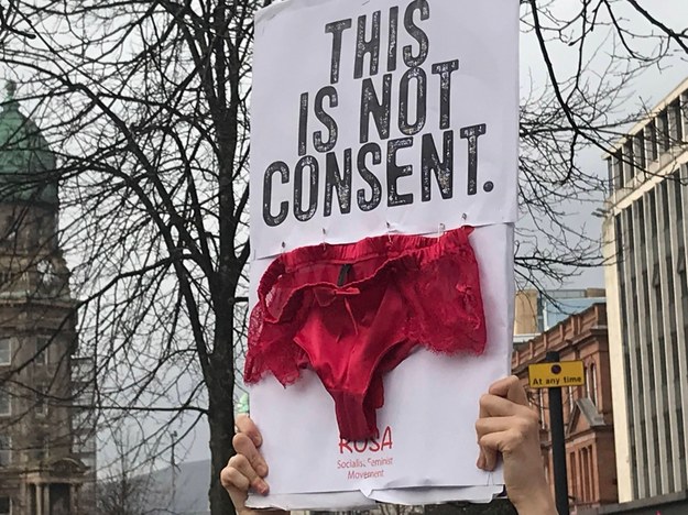 Jeden z transparentów protestujących kobiet /Rebecca Black /PAP/EPA