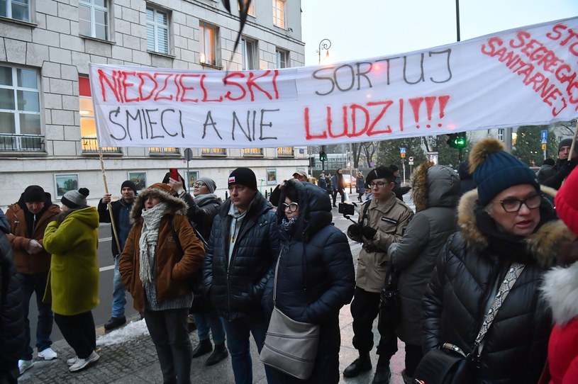 Jeden z transparentów przyniesionych w środę przed Sejm /Piotr Nowak /PAP