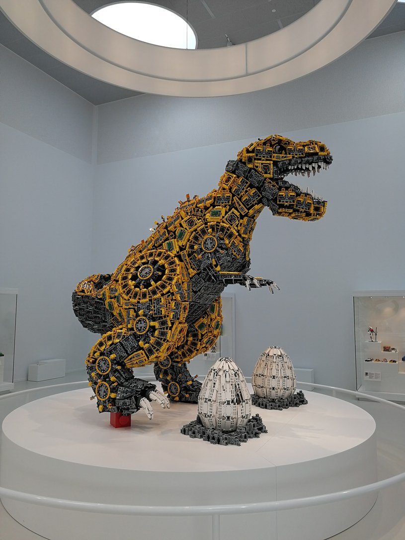 Jeden z trzech olbrzymich dinozaurów w galerii LEGO House /Adam Wieczorek /INTERIA.PL