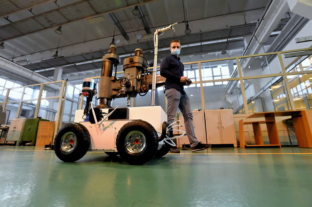 Jeden z twórców mgr inż. Piotr Miądlicki podczas prezentacji semi-autonomicznego robota dezynfekującego, stworzonego do walki z Covid-19 / 	Marcin Bielecki    /PAP