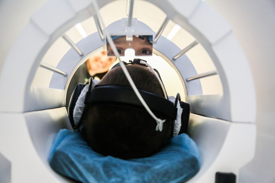 Jeden z uczestników eksperymentu podczas badania z pomocą funkcjonalnego rezonansu magnetycznego /Florida International University /Materiały prasowe