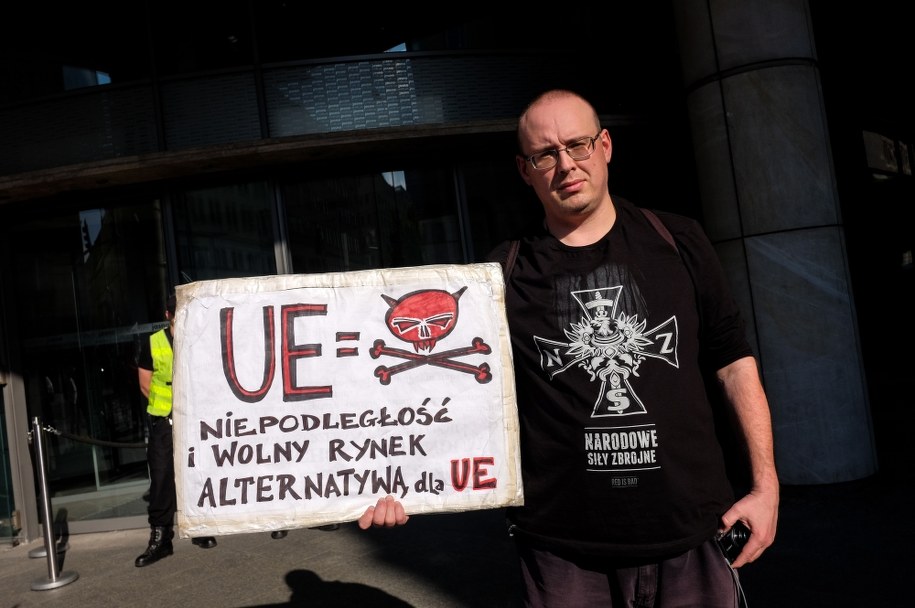 Jeden z uczestników pikiety /PAP/Marcin Obara /PAP