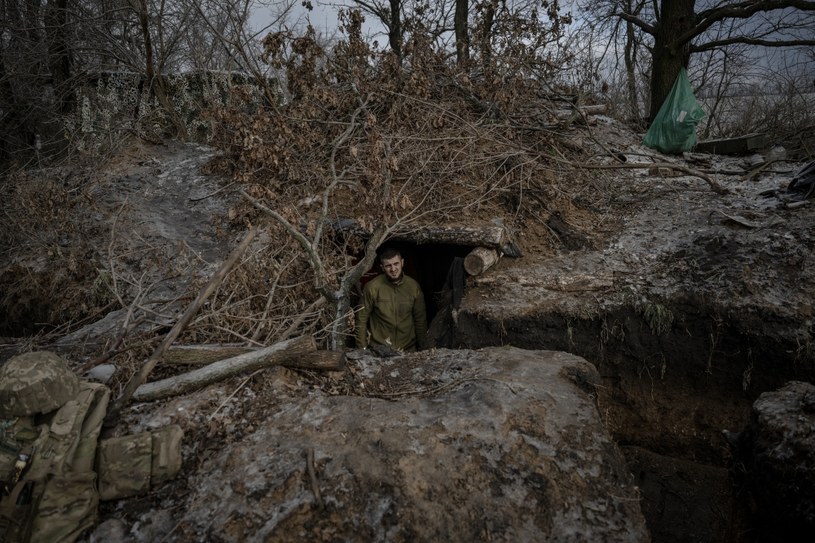 Jeden z ukraińskich okopów w okolicach Awdijiwki. Obecnie konstrukcja dodatkowych fortyfikacji jest prawie niemożliwa. Ciągły ostrzał i bombardowania uniemożliwiają faktyczne prace /OZGE ELIF KIZIL / ANADOLU / Anadolu via AFP /AFP