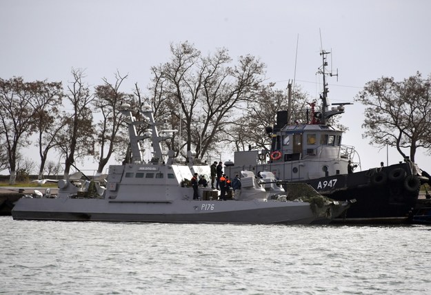 Jeden z ukraińskich statków w "towarzystwie" rosyjskich jednostek /STRINGER /PAP/EPA