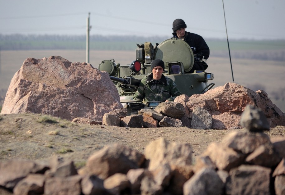 Jeden z ukraińskich żołnierzy na Krymie /ROMAN PILIPEY /PAP/EPA