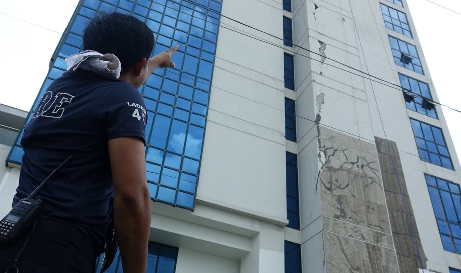 Jeden z uszkodzonych budynków /CERILO EBRANO  /PAP/EPA