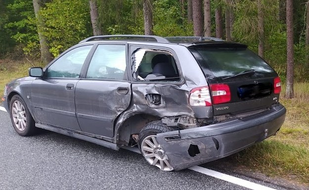 Jeden z uszkodzonych pojazdów w wypadku, do którego doszło w piątek na DK 16 w okolicach miejscowości Strzelniki /KWP Olsztyn /Policja