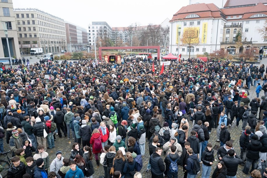Jeden z większych protestów odbył się m.in. w Dreźnie /Sebastian Kahnert  /PAP/DPA