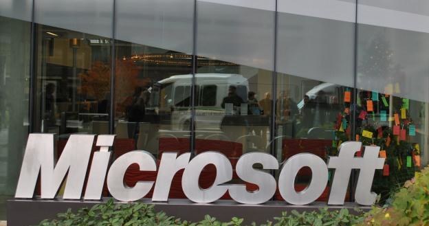 Jeden z wielu budynków Microsoft na kampusie w Redmond, w tle widać choinkowe zbieranie prezentów /INTERIA.PL