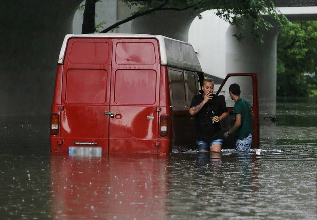 Jeden z zalanych samochodów w Warszawie /P. Supernak /PAP