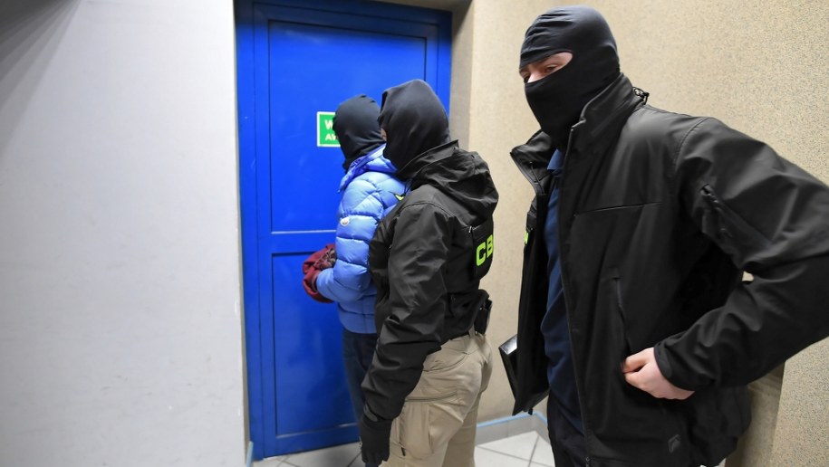 Jeden z zatrzymanych doprowadzany do Prokuratury Regionalnej w Łodzi /Grzegorz Michałowski /PAP