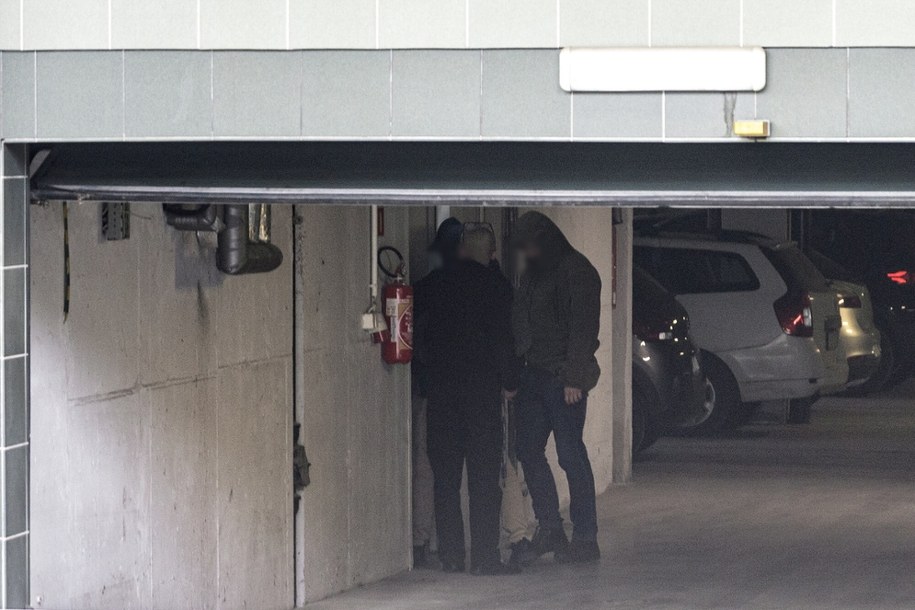 Jeden z zatrzymanych doprowadzany na przesłuchanie do Prokuratury Rejonowej Warszawa-Żoliborz /Leszek Szymański