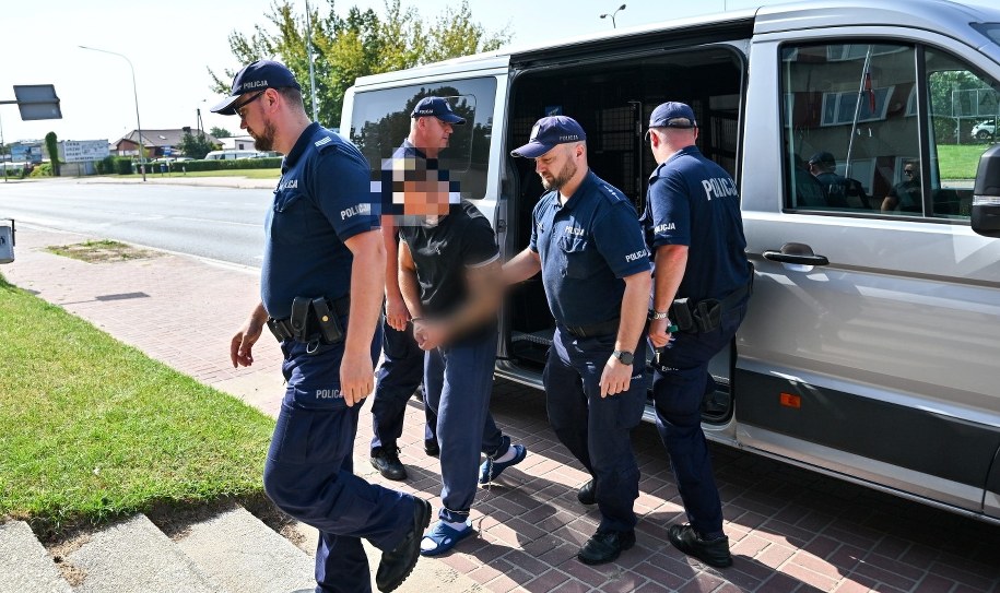 Jeden z zatrzymanych mężczyzn w drodze na przesłuchanie /Przemysław Piątkowski /PAP