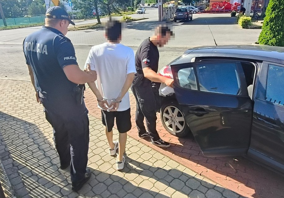 Jeden z zatrzymanych mężczyzn w kajdankach /KPP w Lipsku /Policja