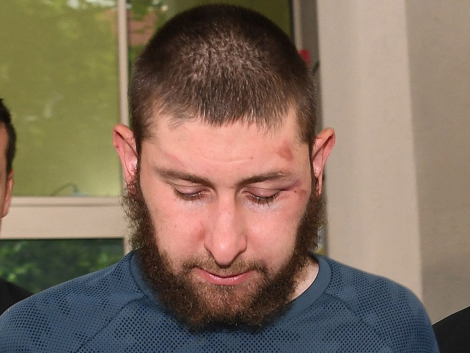 Jeden z zatrzymanych mężczyzn /JULIAN SMITH /PAP/EPA