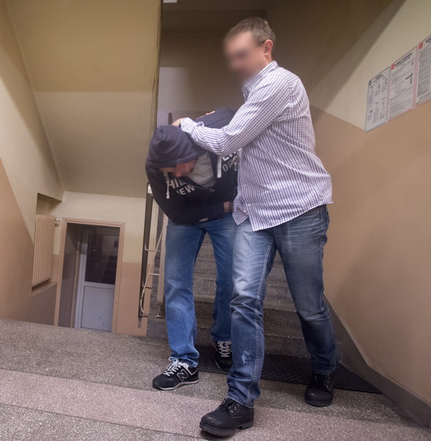 Jeden z zatrzymanych w komendzie powiatowej policji w Pabianicach /Grzegorz Michałowski /PAP