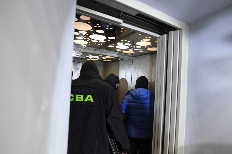 Jeden z zatrzymanych wczoraj członków dawnego kierownictwa PKN Orlen doprowadzany do Prokuratury Regionalnej w Łodzi /	Grzegorz Michałowski   /PAP