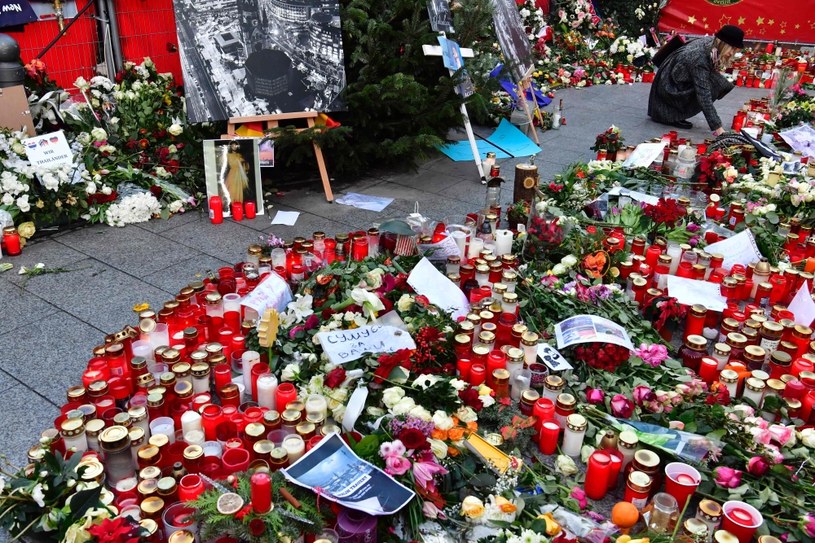 Jeden z zatrzymanych zamieścił na Facebooku gratulacje dla ISIS za atak na jarmark w Berlinie /AFP
