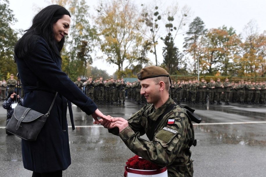 Jeden z żołnierzy oświadczył się swojej dziewczynie po złożeniu przysięgi wojskowej żołnierzy Terytorialnej Służby Wojskowej 9 Łódzkiej Brygady Obrony Terytorialnej /	Grzegorz Michałowski   /PAP