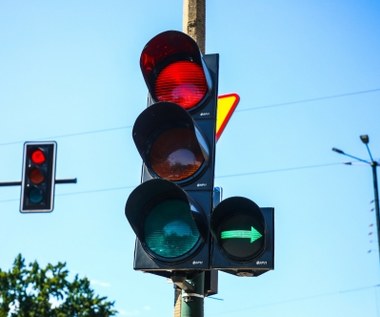 Jeden zawraca, drugi skręca na zielonej strzałce. Kto ma pierwszeństwo?