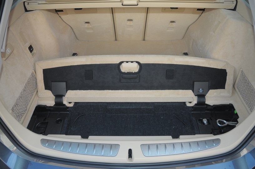 Jeden ze schowków w podłodze idealnie mieści roletę bagażnika. /Motor