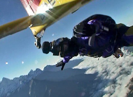 Jeden ze skoczków grupy wyskakuje z samolotu tuż nad Mount Everestem, 4 października 2008 /AFP