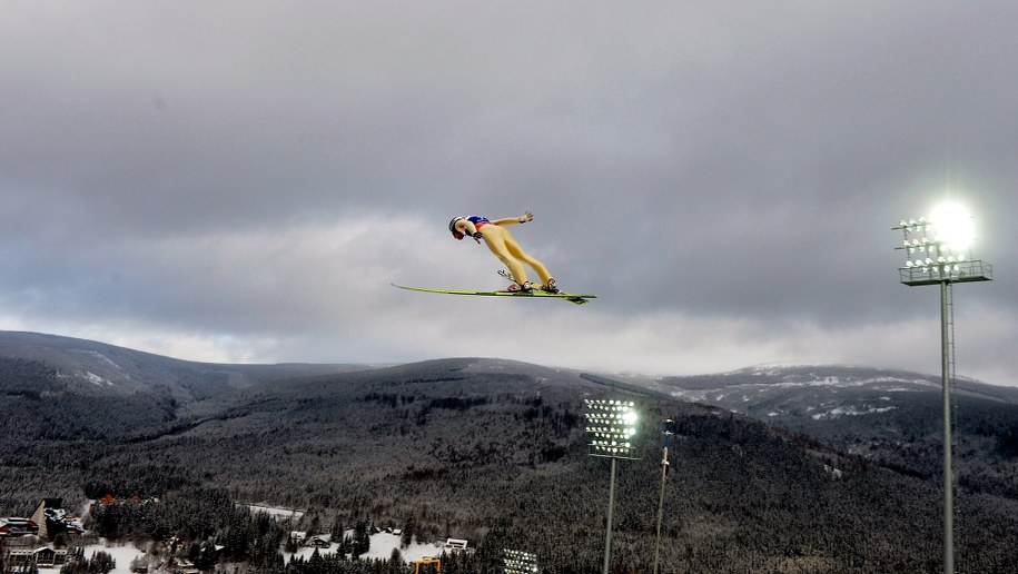 Jeden ze skoczków w czasie ubiegłorocznych zawodów w Harrachovie /FILIP SPRINGER /PAP/EPA