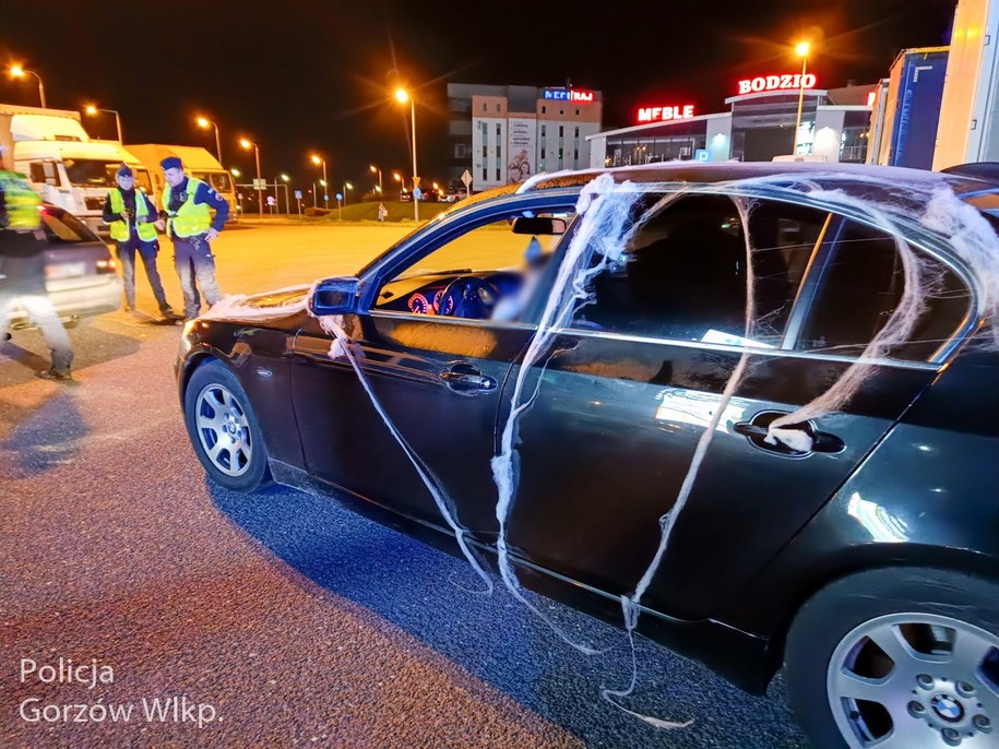 Jeden ze skontrolowanych samochodów /Policja